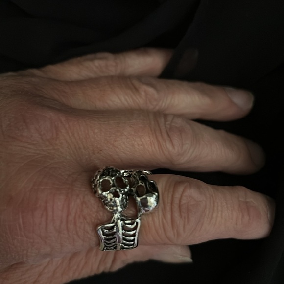 ✨Reduced NWT Skeleton ring (I believe stainless steel) 2 skulls & ribcages too - Picture 4 of 5